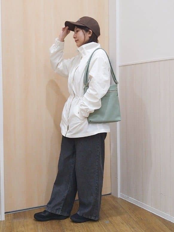 たぐちゃんさんの「SHOO･LA･RUE｜【防花粉/S-LL】ウエストマークですっきり見え　軽やかスタンドブルゾン」を使ったコーディネート