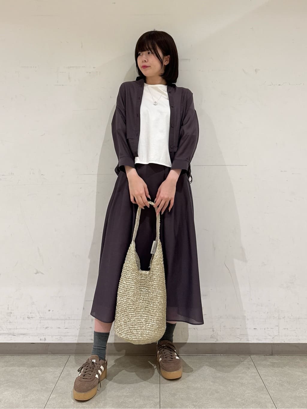 rinaさんの「INDIVI｜【接触冷感／洗える／2WAY】ドロスト付 シアーシャンブレーシャツ」を使ったコーディネート