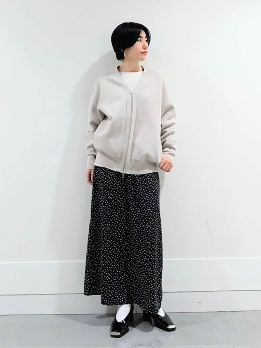 ミズタさんの「UNTITLED｜【8色展開/程よい透け感】ドライタッチボートネックニット」を使ったコーディネート
