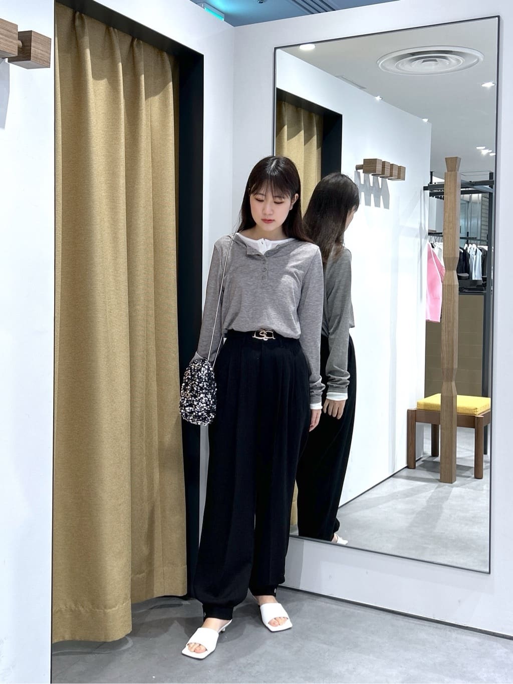Renoさんの「INDIVI｜バイカラーヘンリーネックカットソー」を使ったコーディネート