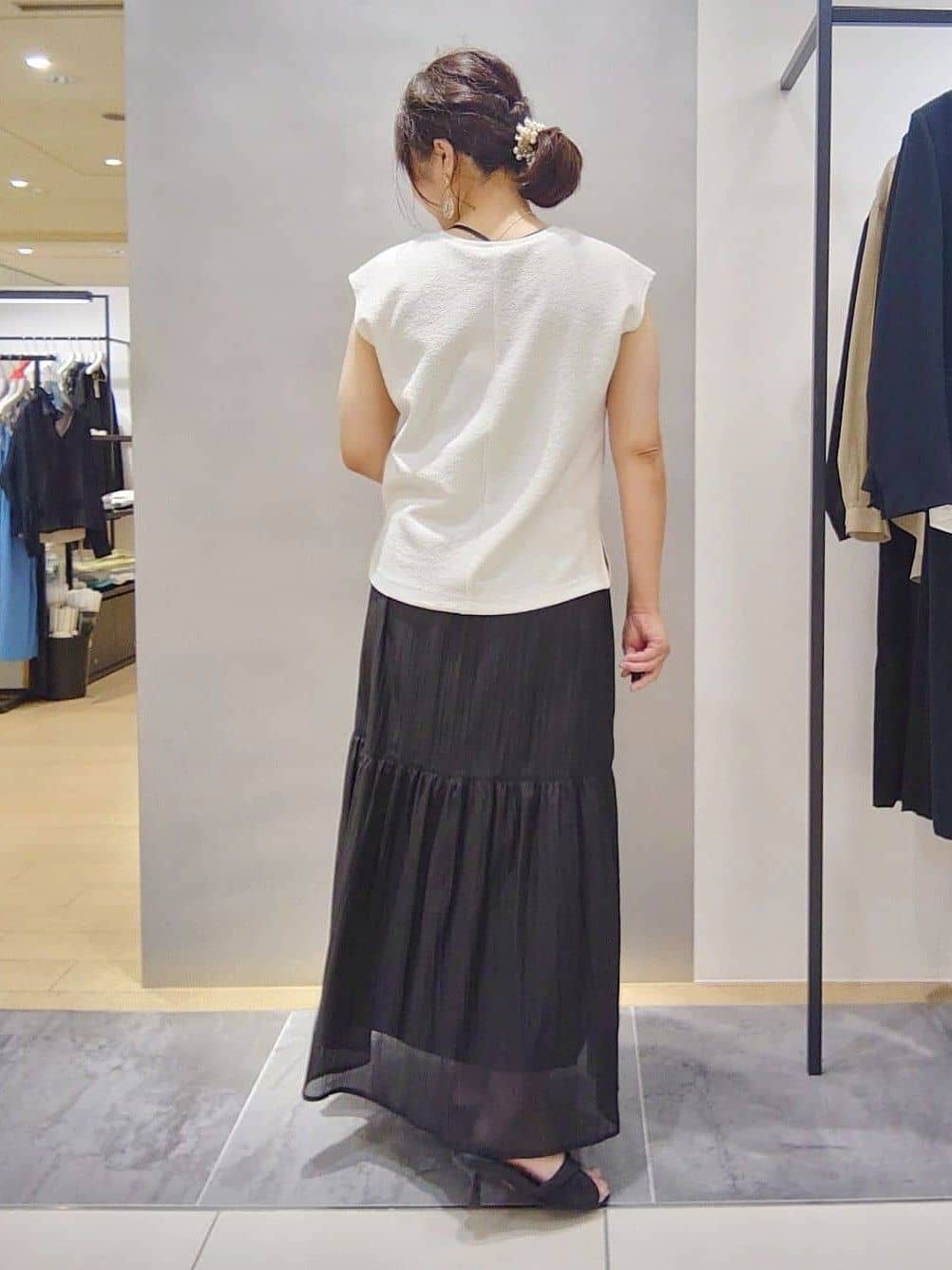 TOMOMIさんの「INDIVI｜【2点セット／着回し◎】ノースリーブ＆ティアードスカート カセット服」を使ったコーディネート