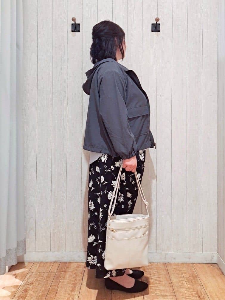 kotomiさんの「SHOO･LA･RUE｜【S-LL/柄が選べる】品よく華やか 花柄アソートプリントスカーチョ」を使ったコーディネート