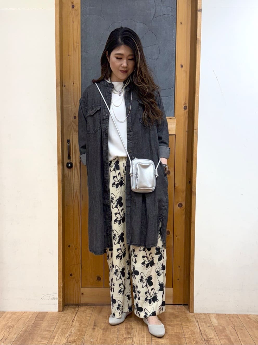 Ayana.さんの「SHOO･LA･RUE｜【ライトオンスデニム/S-LL/体型カバー】首元すっきり ワンピにもなるロングデニムシャツ」を使ったコーディネート