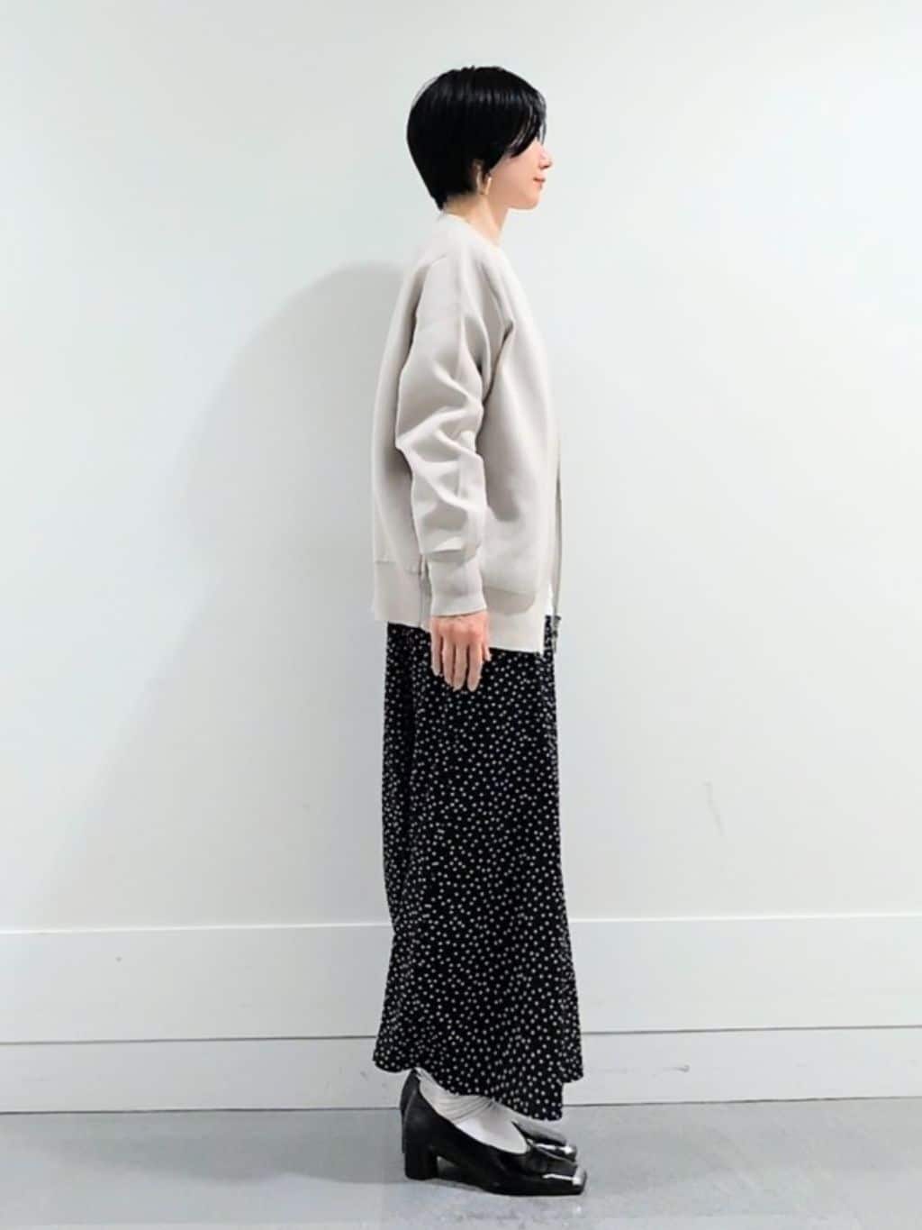 ミズタさんの「UNTITLED｜【8色展開/程よい透け感】ドライタッチボートネックニット」を使ったコーディネート