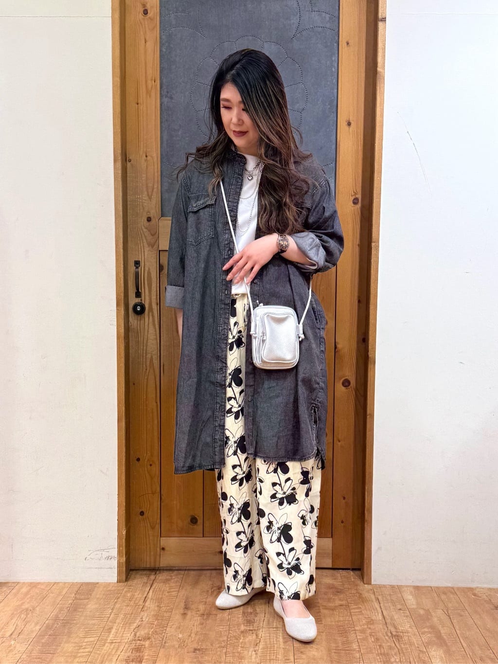 Ayana.さんの「SHOO･LA･RUE｜【ライトオンスデニム/S-LL/体型カバー】首元すっきり ワンピにもなるロングデニムシャツ」を使ったコーディネート