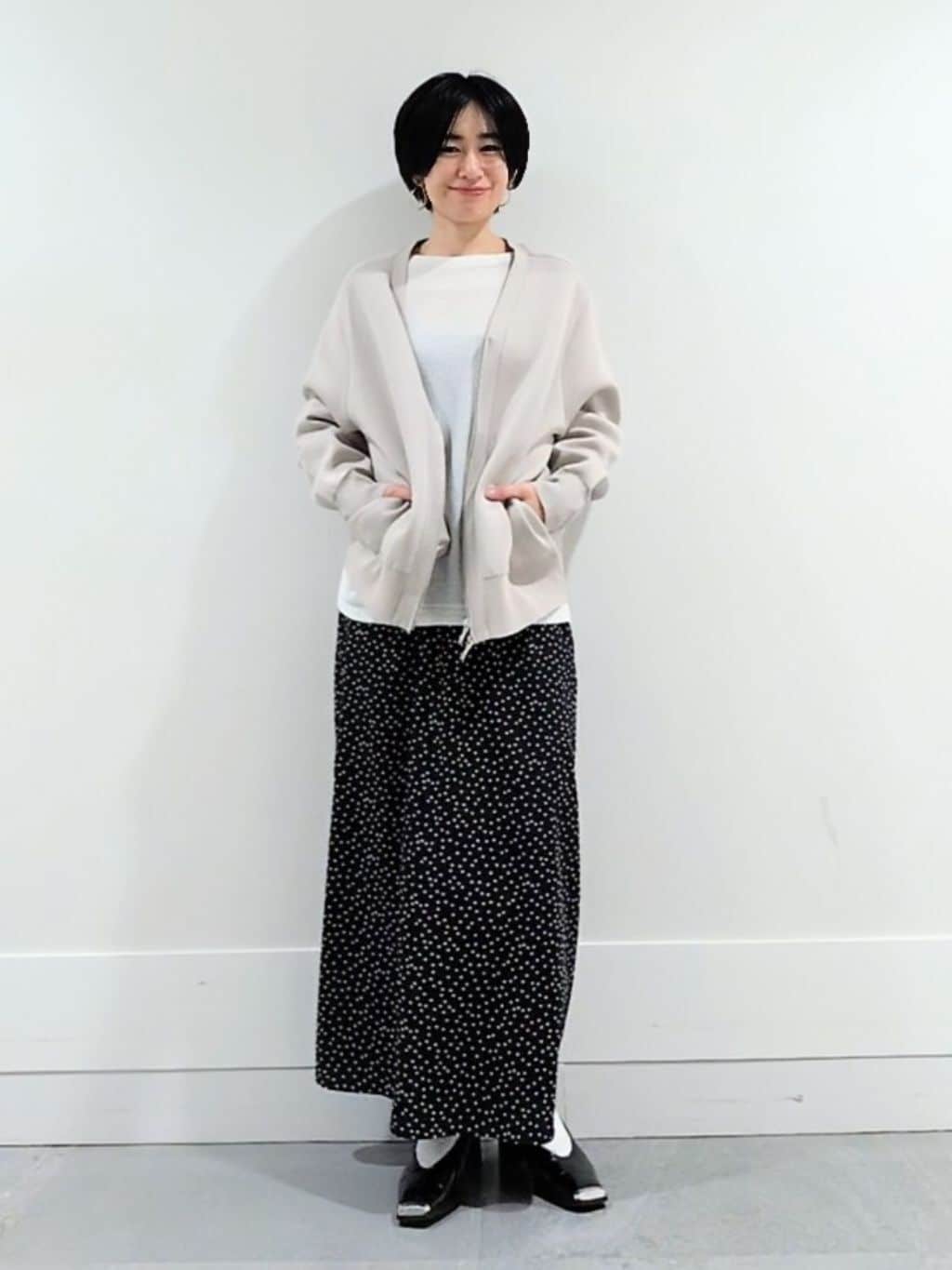 ミズタさんの「UNTITLED｜【8色展開/程よい透け感】ドライタッチボートネックニット」を使ったコーディネート