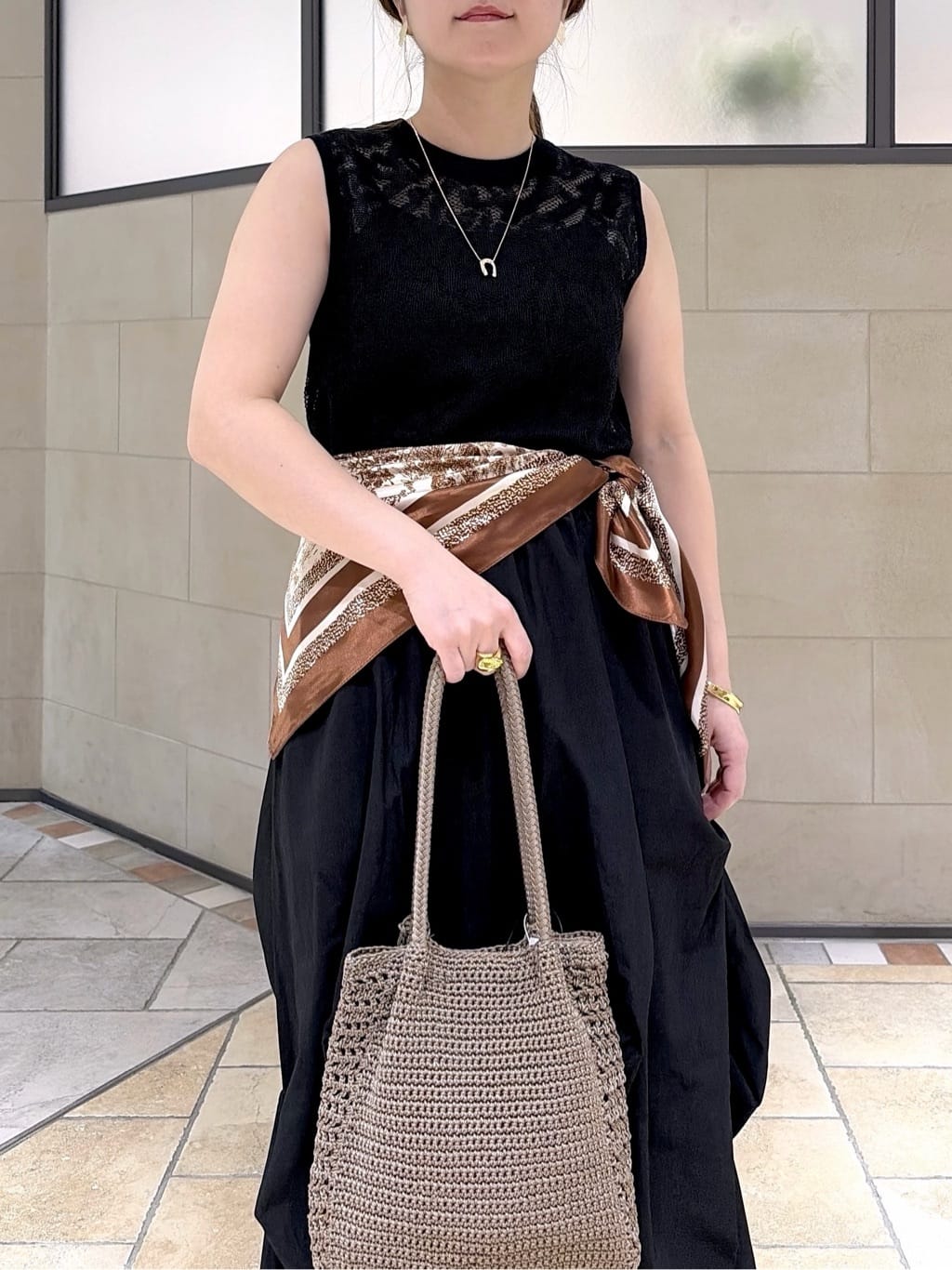 よねさんの「INDIVI｜スリーブレスレースニット」を使ったコーディネート