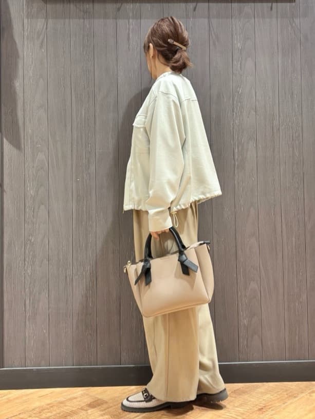 meiさんの「SHOO･LA･RUE｜【S-LL】サッと羽織れてきれい見え　フラップポケット ノーカラーブルゾン」を使ったコーディネート