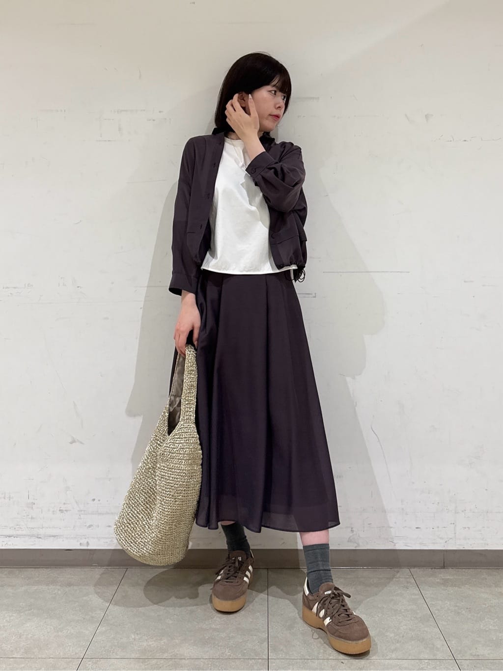 rinaさんの「INDIVI｜【接触冷感／洗える／2WAY】ドロスト付 シアーシャンブレーシャツ」を使ったコーディネート