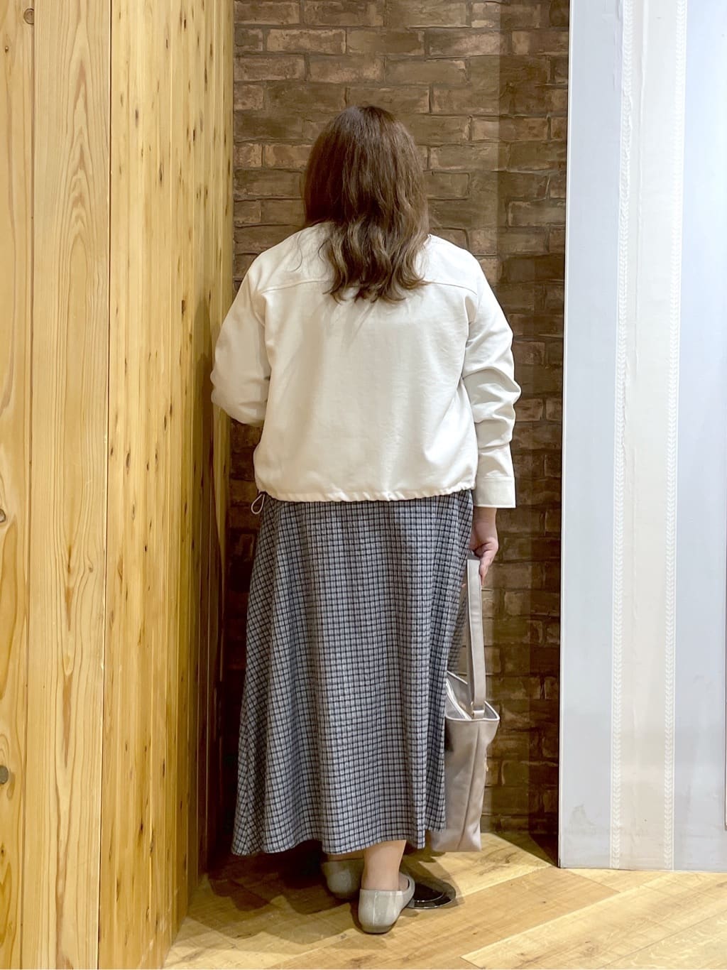Risaさんの「SHOO･LA･RUE｜【S-LL】サッと羽織れてきれい見え　フラップポケット ノーカラーブルゾン」を使ったコーディネート