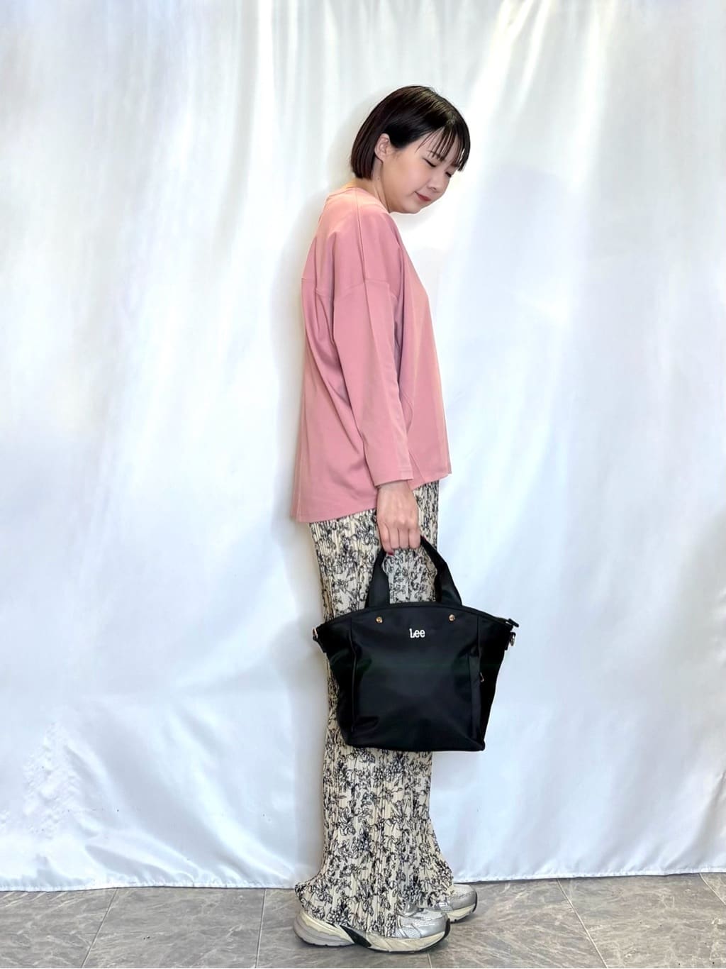 ネリさんの「SHOO･LA･RUE｜【洗濯機可/UV/綿100％】体型カバーが叶う ゆるトップス」を使ったコーディネート