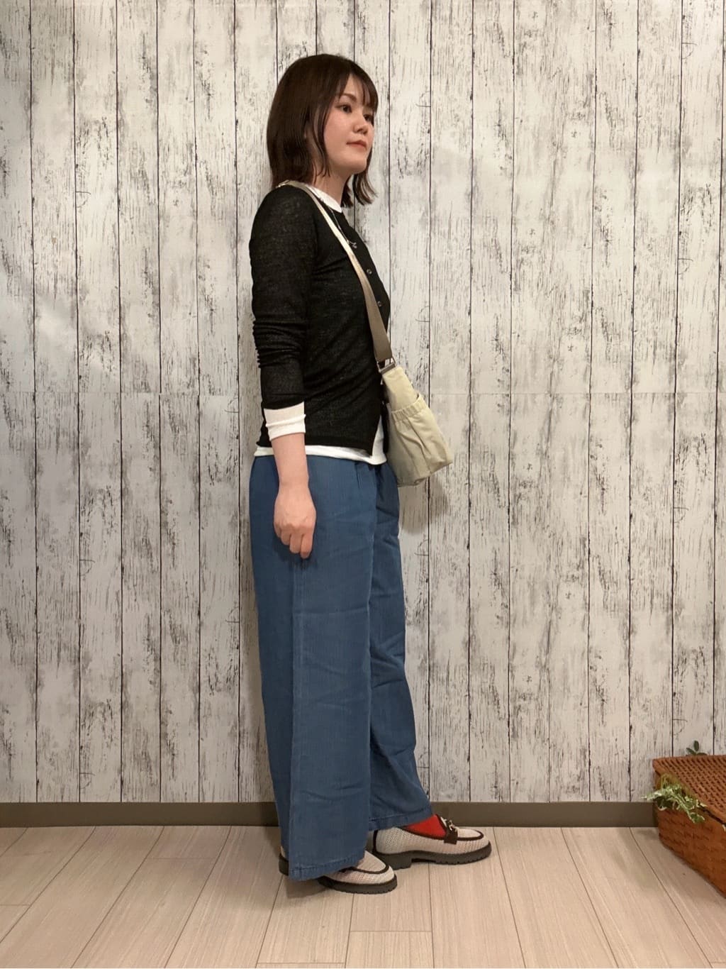 シカさんの「SHOO･LA･RUE｜【2点セット/洗濯機可/S-LL】こなれ感あるレイヤードスタイルが即完成 シアーカーディガン+ロンT」を使ったコーディネート