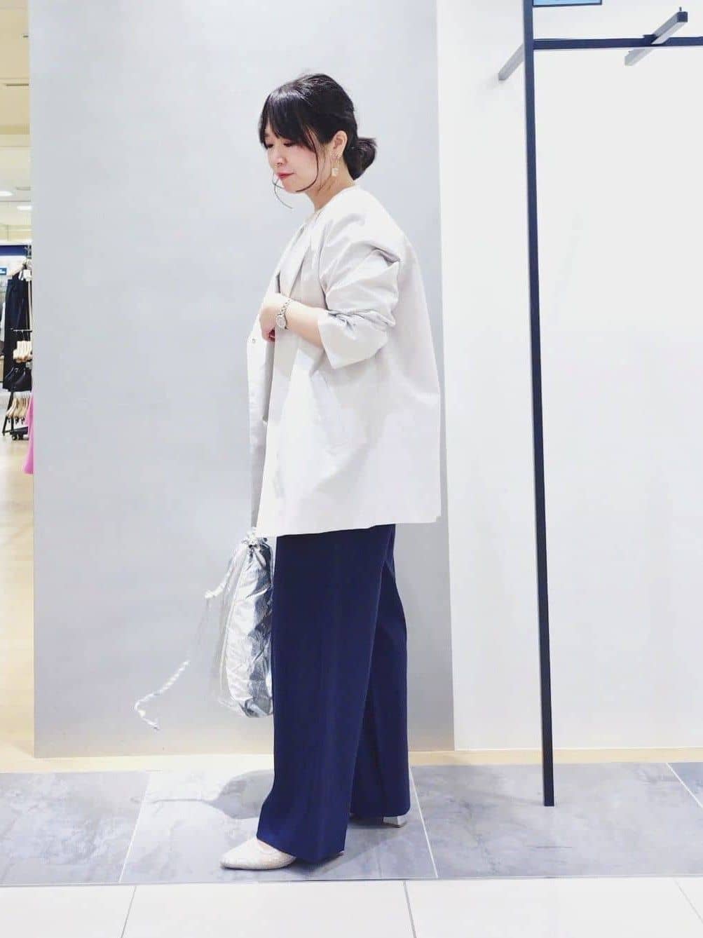TOMOMIさんの「INDIVI｜【褒められパンツ／洗える／ウエストゴム】ワイドタックパンツ」を使ったコーディネート