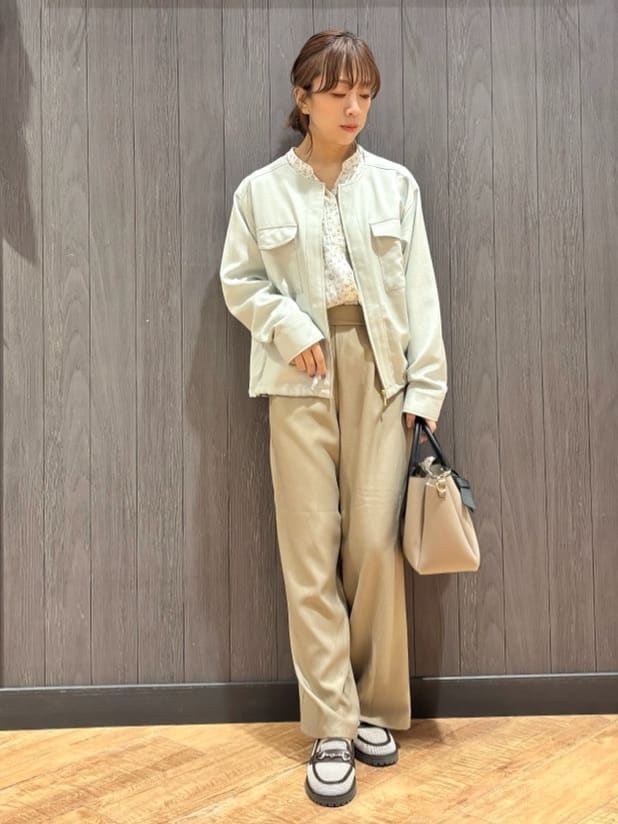 meiさんの「SHOO･LA･RUE｜【S-LL】サッと羽織れてきれい見え　フラップポケット ノーカラーブルゾン」を使ったコーディネート
