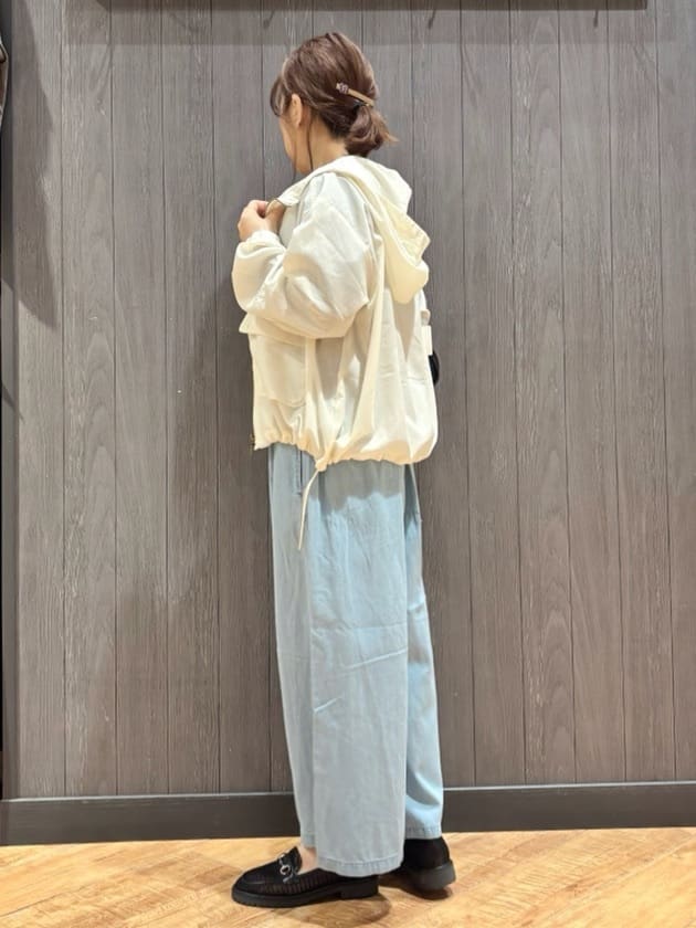 meiさんの「SHOO･LA･RUE｜【S-LL/UV】季節の変わり目に ゴールドパーツが上品なフード付きブルゾン」を使ったコーディネート