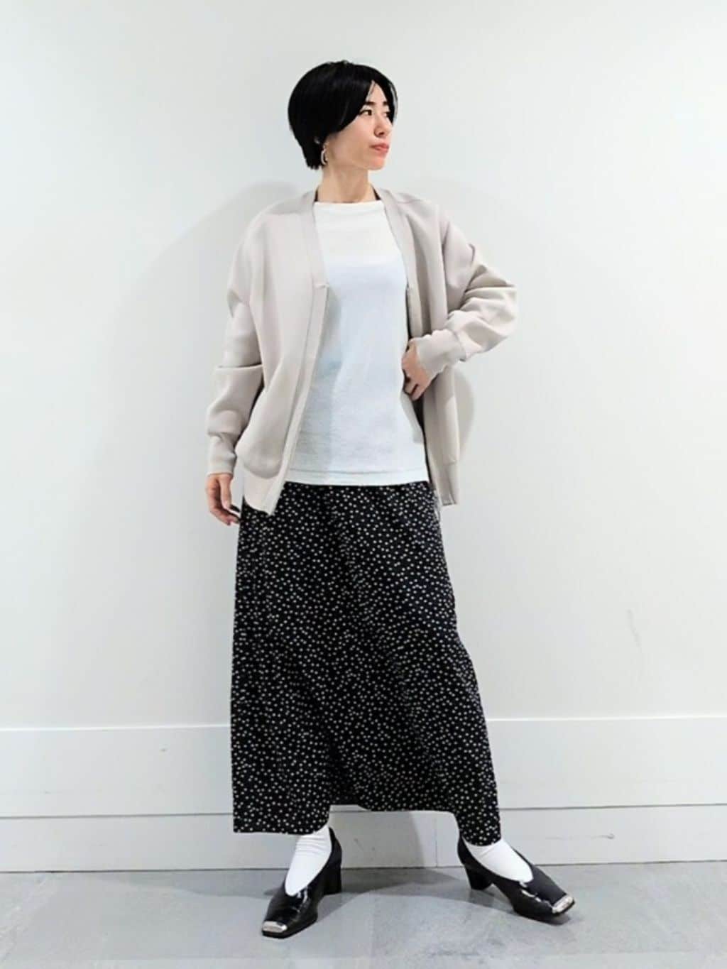 ミズタさんの「UNTITLED｜【8色展開/程よい透け感】ドライタッチボートネックニット」を使ったコーディネート