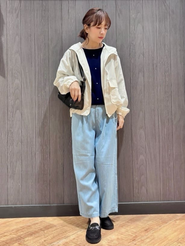 meiさんの「SHOO･LA･RUE｜【S-LL/UV】季節の変わり目に ゴールドパーツが上品なフード付きブルゾン」を使ったコーディネート