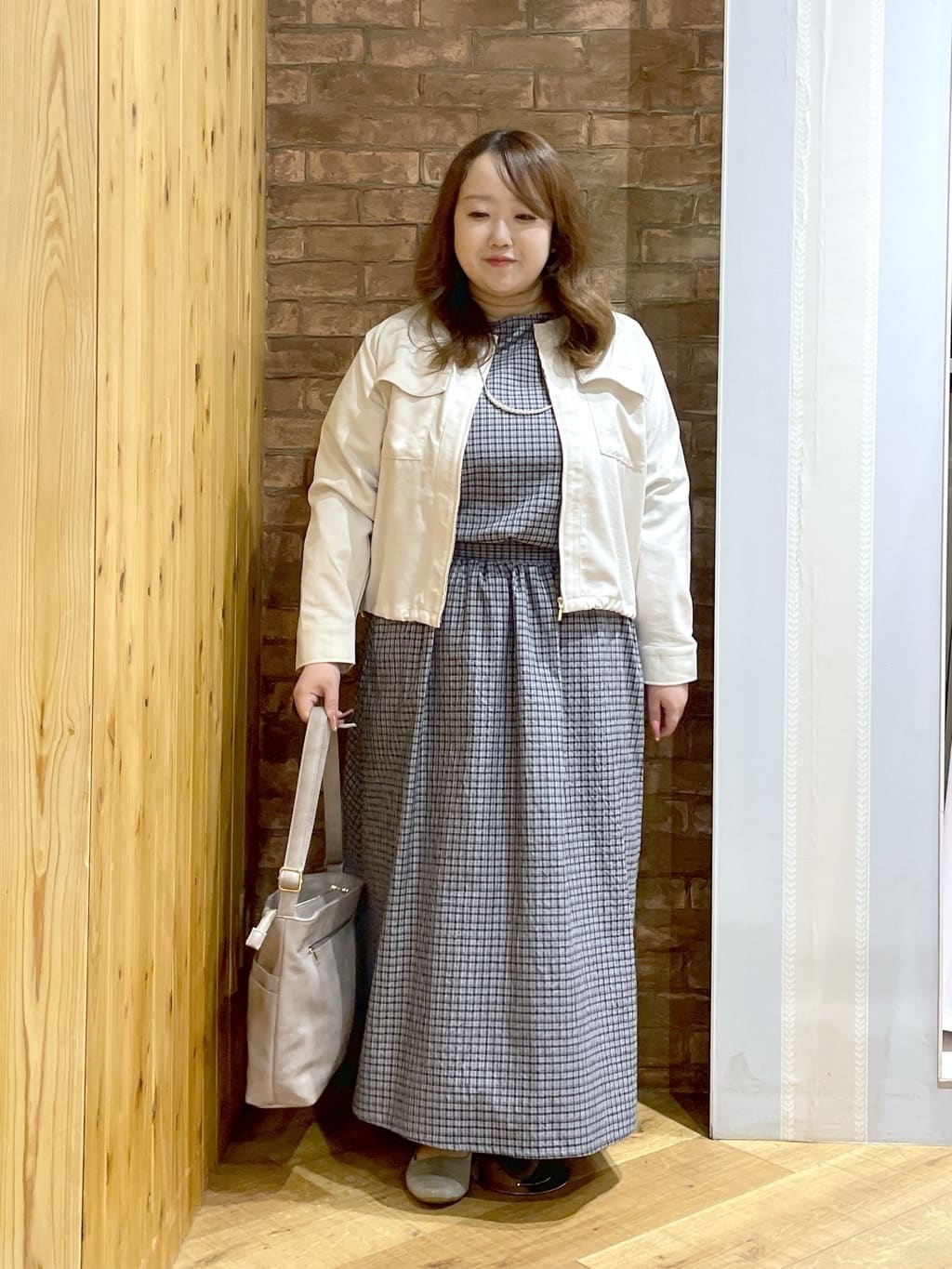 Risaさんの「SHOO･LA･RUE｜【S-LL】サッと羽織れてきれい見え　フラップポケット ノーカラーブルゾン」を使ったコーディネート