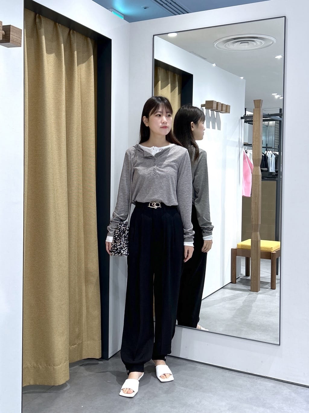 Renoさんの「INDIVI｜バイカラーヘンリーネックカットソー」を使ったコーディネート
