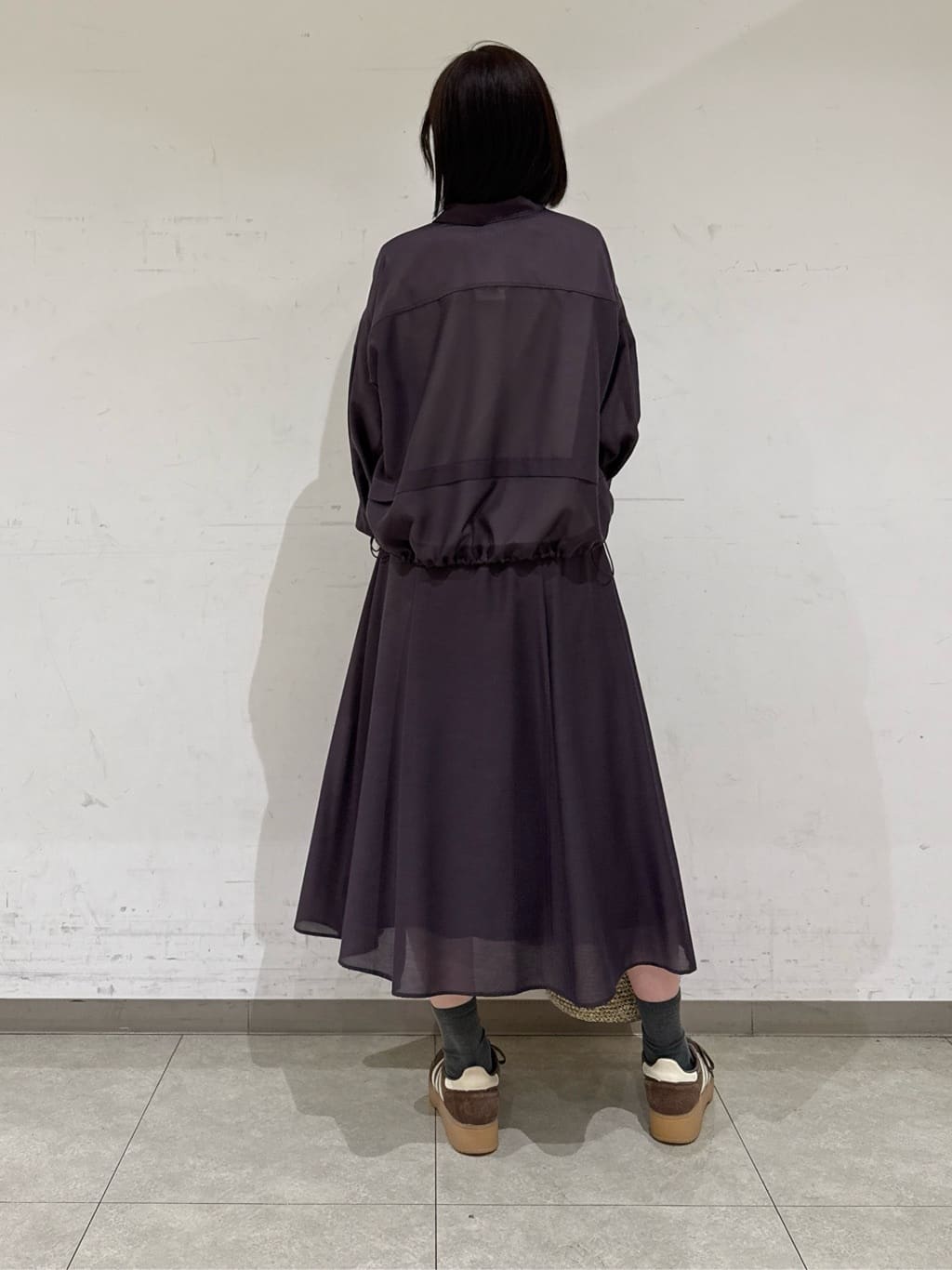 rinaさんの「INDIVI｜【接触冷感／洗える／2WAY】ドロスト付 シアーシャンブレーシャツ」を使ったコーディネート