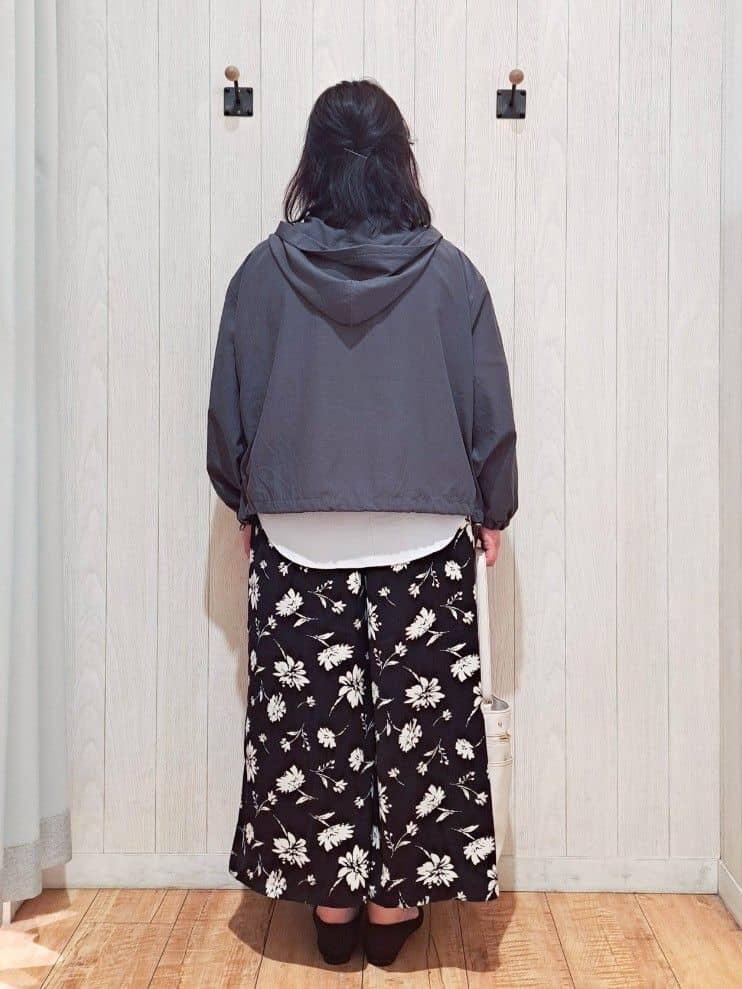 kotomiさんの「SHOO･LA･RUE｜【S-LL/柄が選べる】品よく華やか 花柄アソートプリントスカーチョ」を使ったコーディネート
