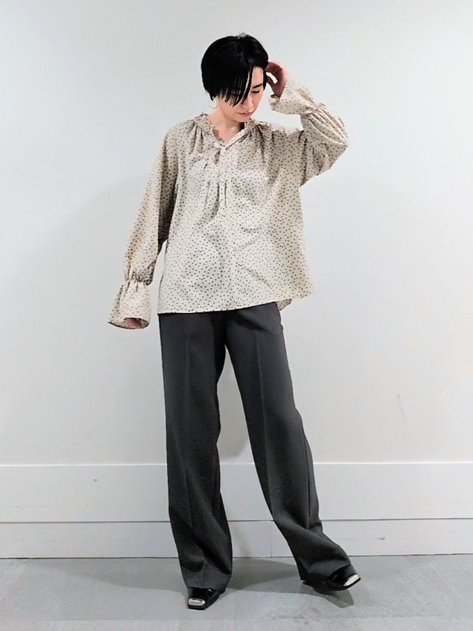 ミズタさんの「UNTITLED｜◆【洗える/セットアップ可】ランダムドットブラウス」を使ったコーディネート