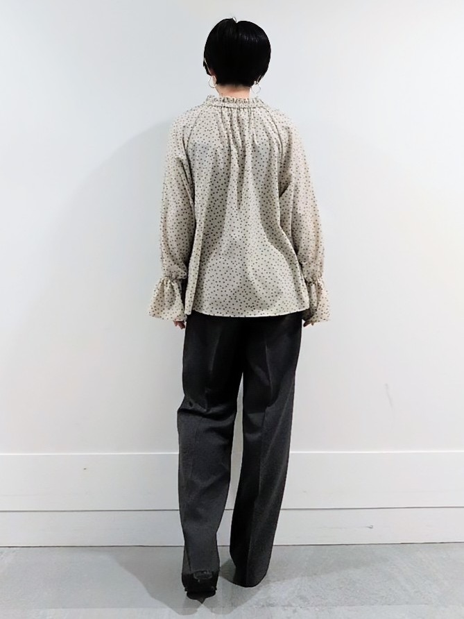 ミズタさんの「UNTITLED｜◆【洗える/セットアップ可】ランダムドットブラウス」を使ったコーディネート