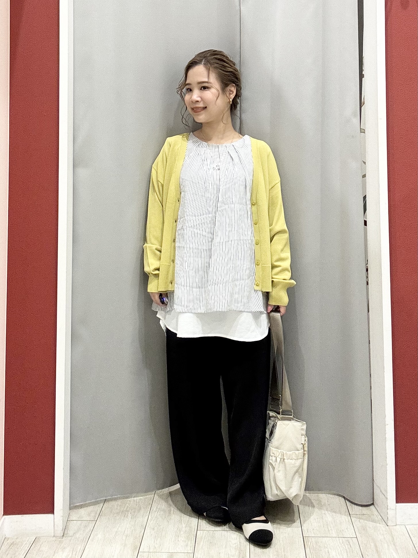 shioさんの「SHOO･LA･RUE｜【洗濯機可/UV】さらっとしたタッチが心地よい ショート丈 Vネックカーディガン」を使ったコーディネート