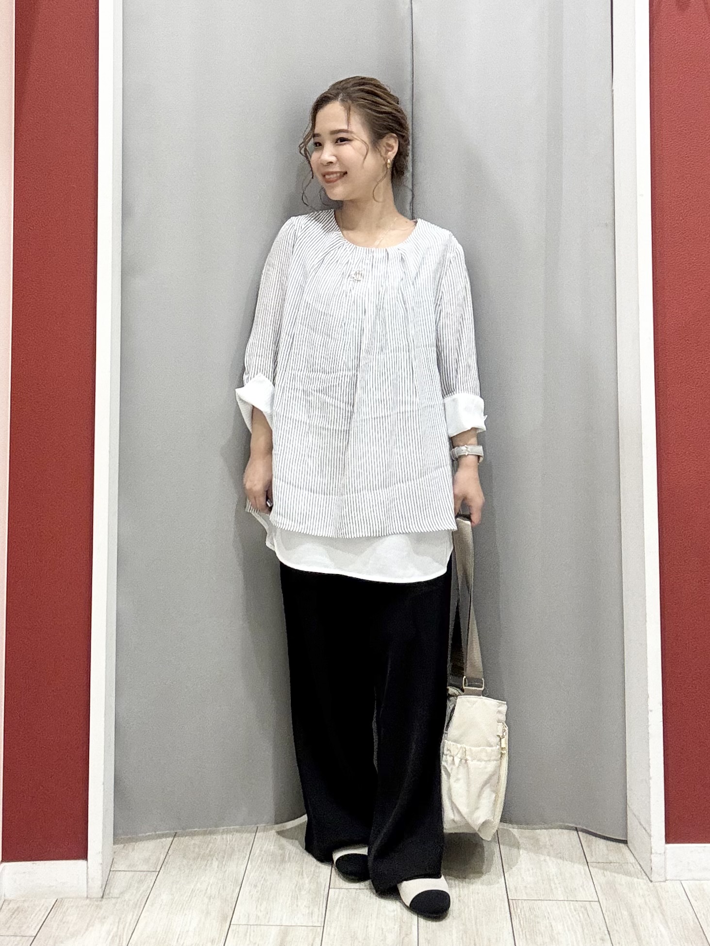 shioさんの「SHOO･LA･RUE｜【洗濯機可/UV】さらっとしたタッチが心地よい ショート丈 Vネックカーディガン」を使ったコーディネート