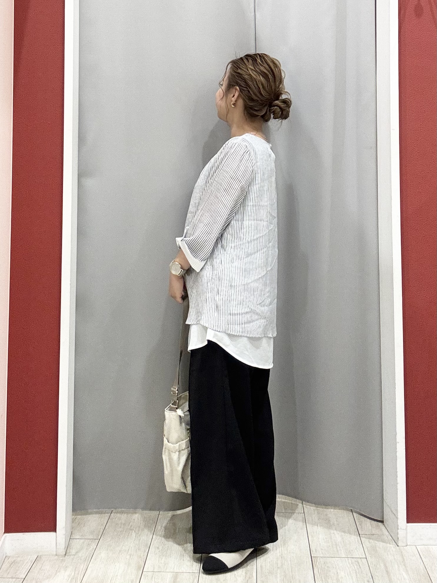 shioさんの「SHOO･LA･RUE｜【洗濯機可/UV】さらっとしたタッチが心地よい ショート丈 Vネックカーディガン」を使ったコーディネート