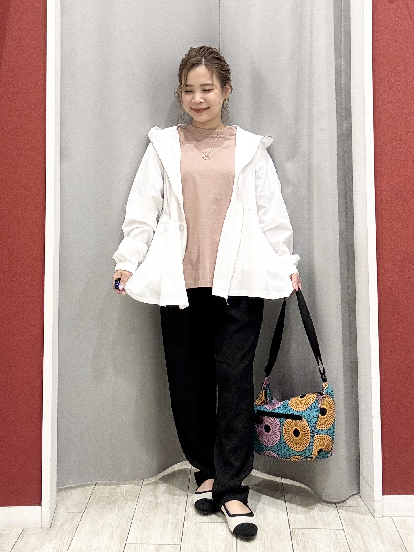 shioさんの「SHOO･LA･RUE｜【S-LL/体型カバー】日焼け対策にも女性らしさを UVカットペプラムパーカ」を使ったコーディネート