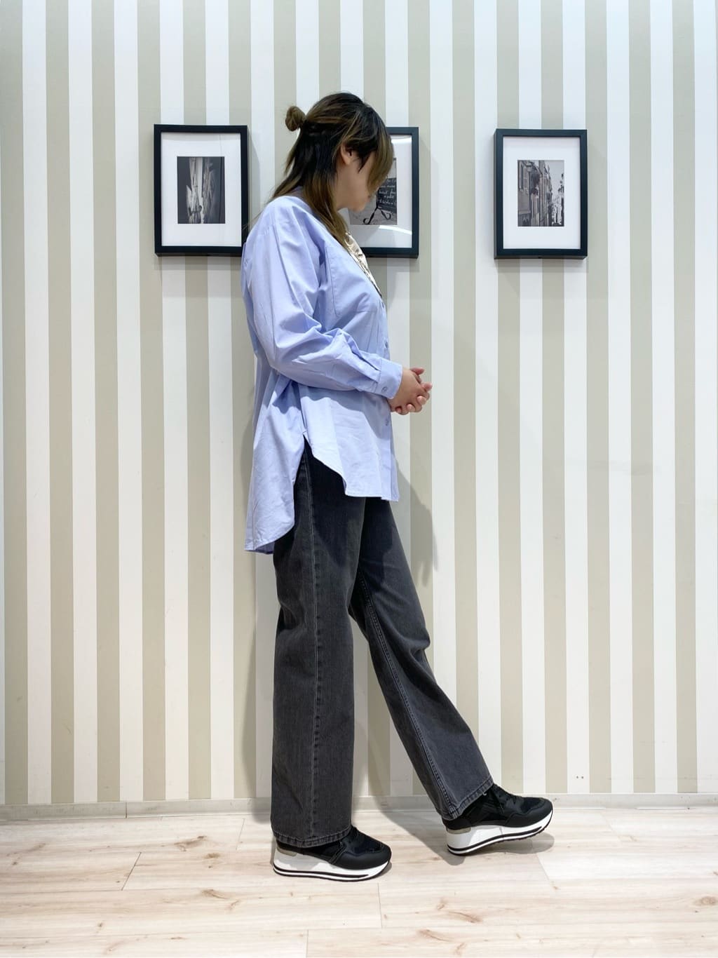 きたさんの「SHOO･LA･RUE｜【体型カバー】バックギャザーで魅せる オーバーサイズシャツ」を使ったコーディネート