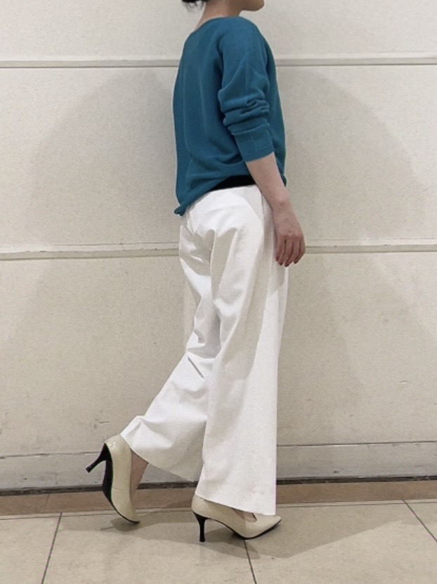 watanabeさんの「UNTITLED｜【8色展開/程よい透け感】ドライタッチボートネックニット」を使ったコーディネート