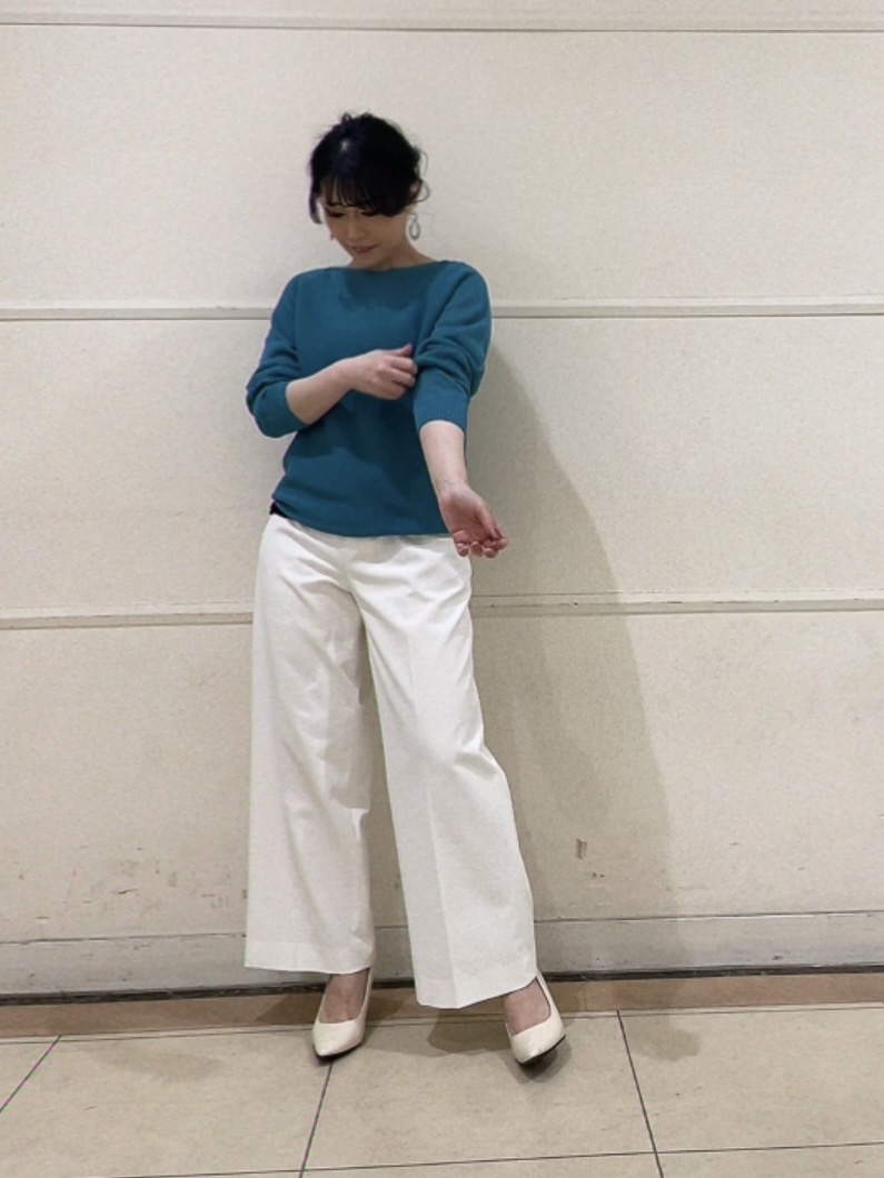 watanabeさんの「UNTITLED｜【8色展開/程よい透け感】ドライタッチボートネックニット」を使ったコーディネート
