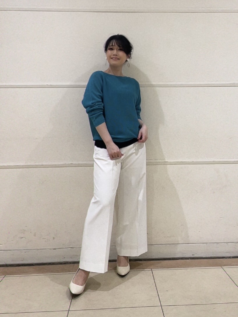 watanabeさんの「UNTITLED｜【8色展開/程よい透け感】ドライタッチボートネックニット」を使ったコーディネート