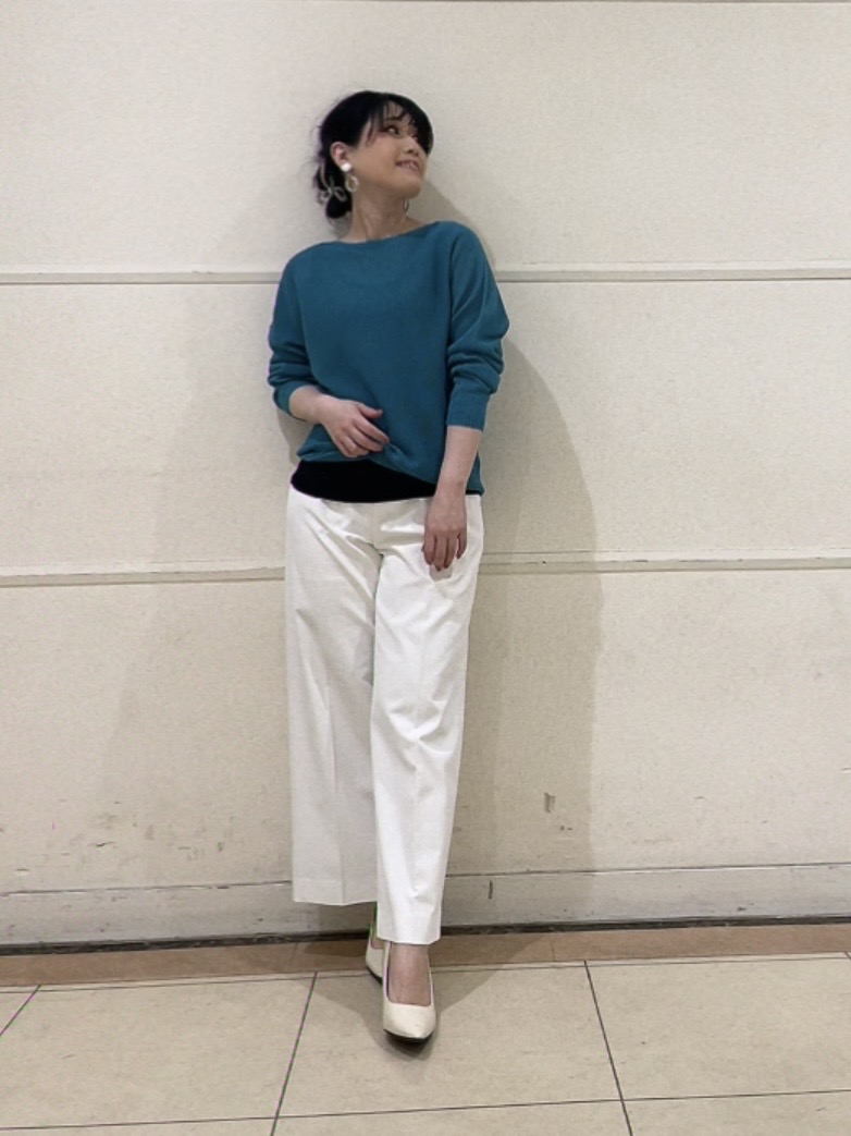 watanabeさんの「UNTITLED｜【8色展開/程よい透け感】ドライタッチボートネックニット」を使ったコーディネート