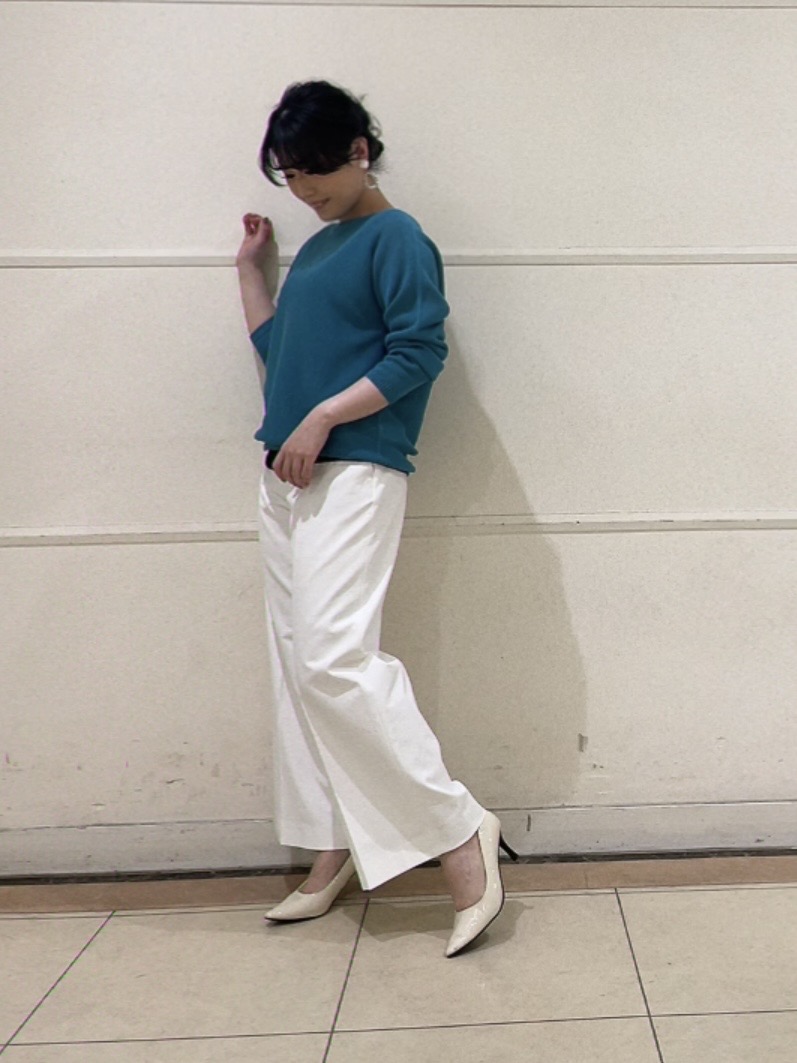 watanabeさんの「UNTITLED｜【8色展開/程よい透け感】ドライタッチボートネックニット」を使ったコーディネート