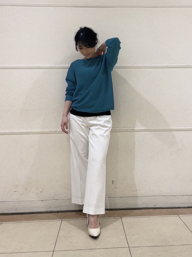 watanabeさんの「UNTITLED｜【8色展開/程よい透け感】ドライタッチボートネックニット」を使ったコーディネート