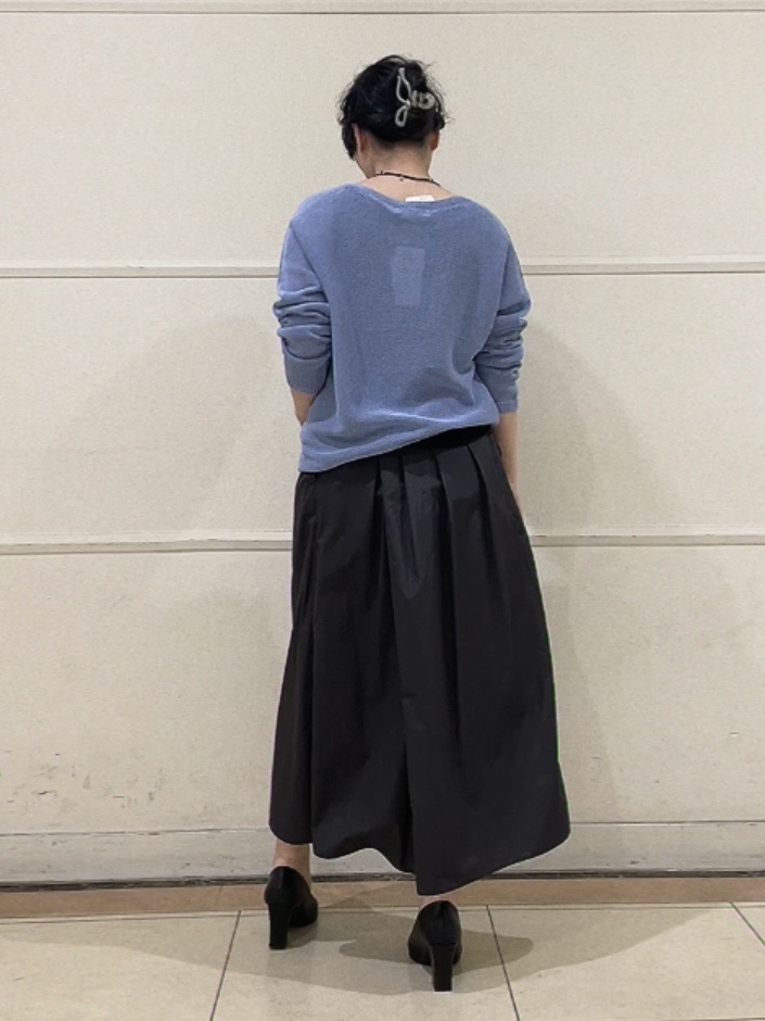 watanabeさんの「UNTITLED｜【8色展開/程よい透け感】ドライタッチボートネックニット」を使ったコーディネート