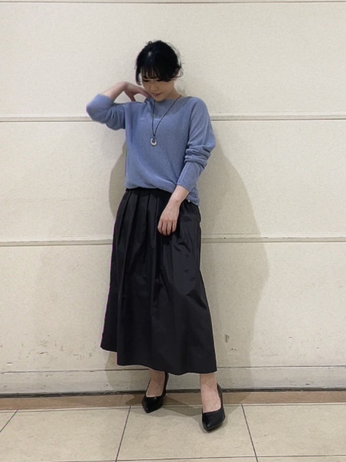 watanabeさんの「UNTITLED｜【8色展開/程よい透け感】ドライタッチボートネックニット」を使ったコーディネート