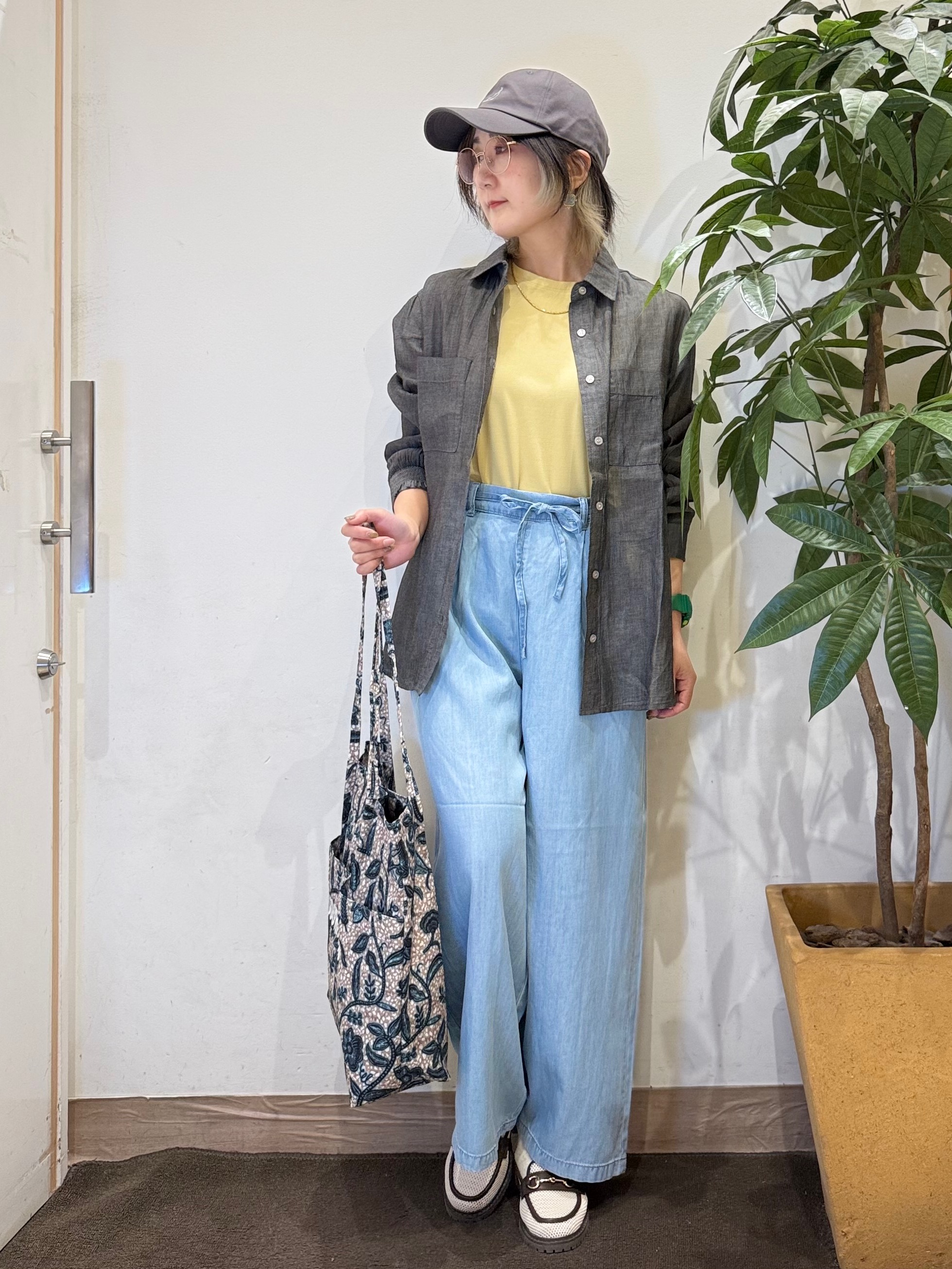 misakiさんの「SHOO･LA･RUE｜【綿100%/UV/S-LL/体型カバー】優しく透ける 柔らかシアーデニムシャツ」を使ったコーディネート