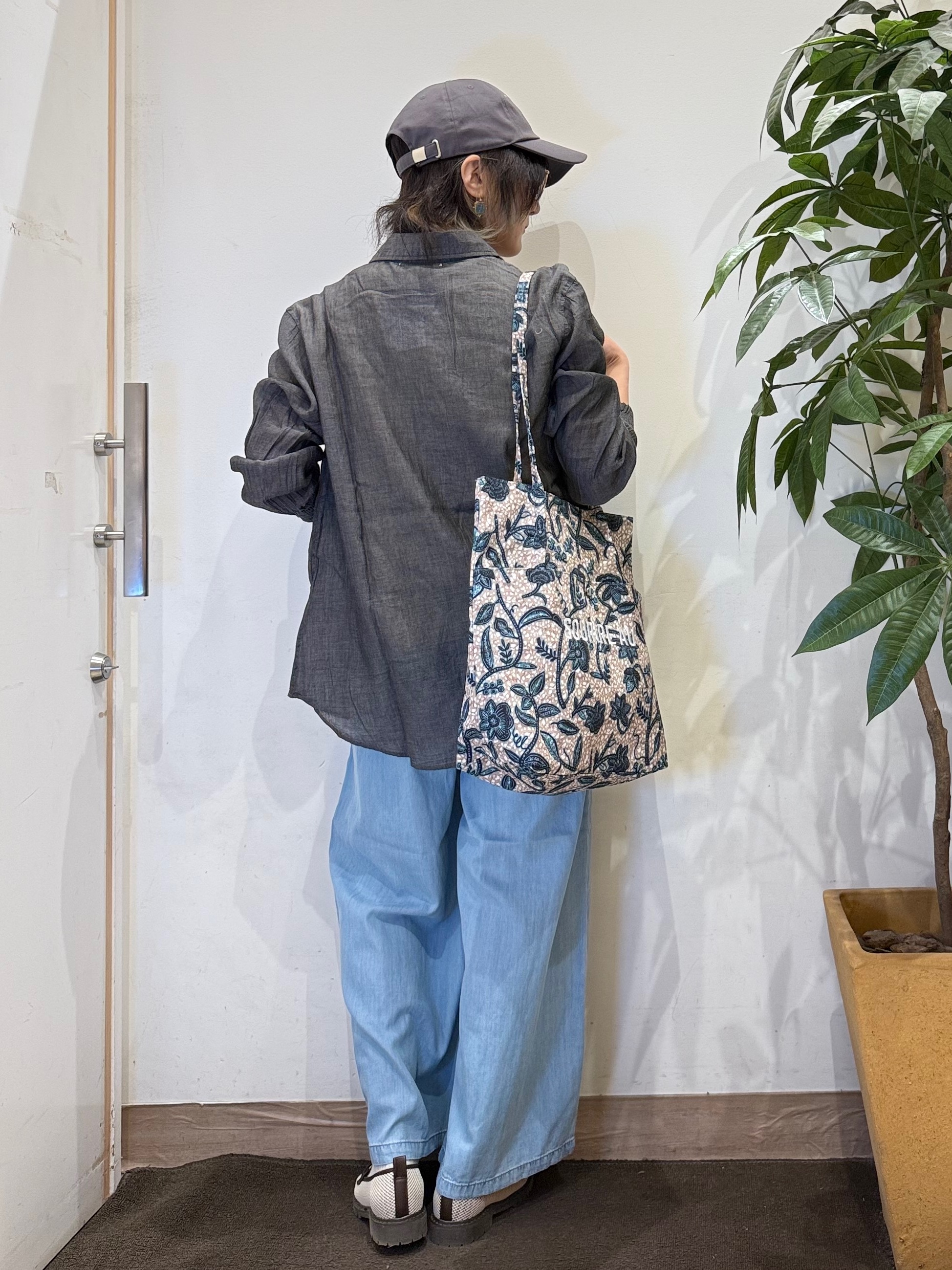 misakiさんの「SHOO･LA･RUE｜【綿100%/UV/S-LL/体型カバー】優しく透ける 柔らかシアーデニムシャツ」を使ったコーディネート