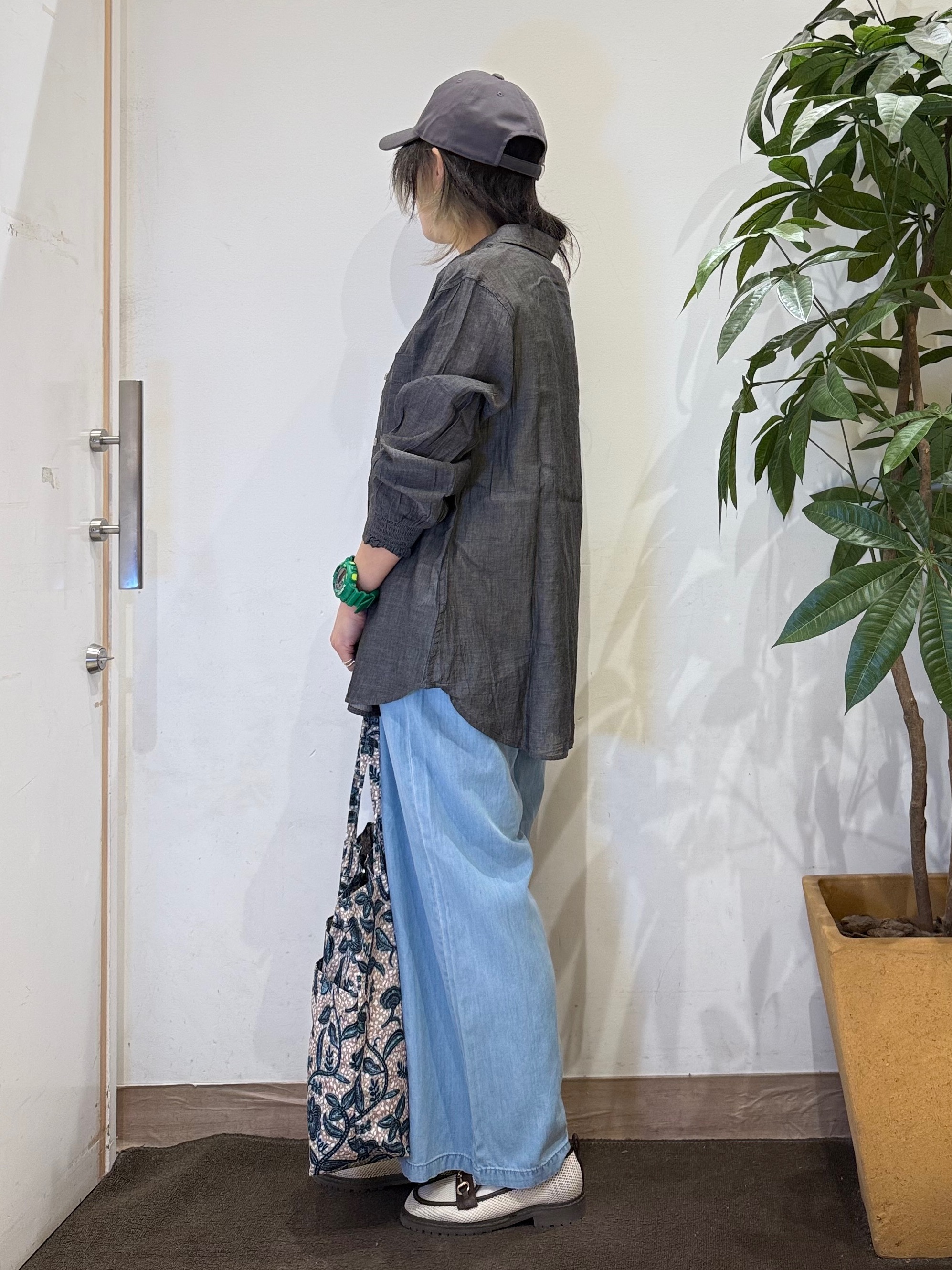 misakiさんの「SHOO･LA･RUE｜【綿100%/UV/S-LL/体型カバー】優しく透ける 柔らかシアーデニムシャツ」を使ったコーディネート