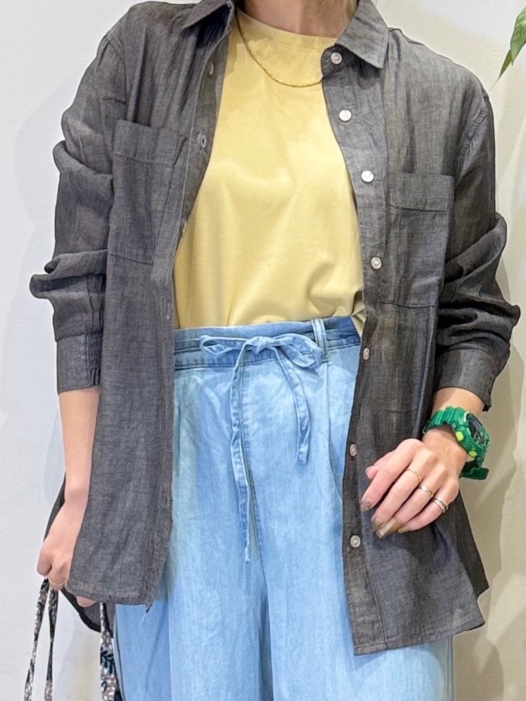 misakiさんの「SHOO･LA･RUE｜【綿100%/UV/S-LL/体型カバー】優しく透ける 柔らかシアーデニムシャツ」を使ったコーディネート