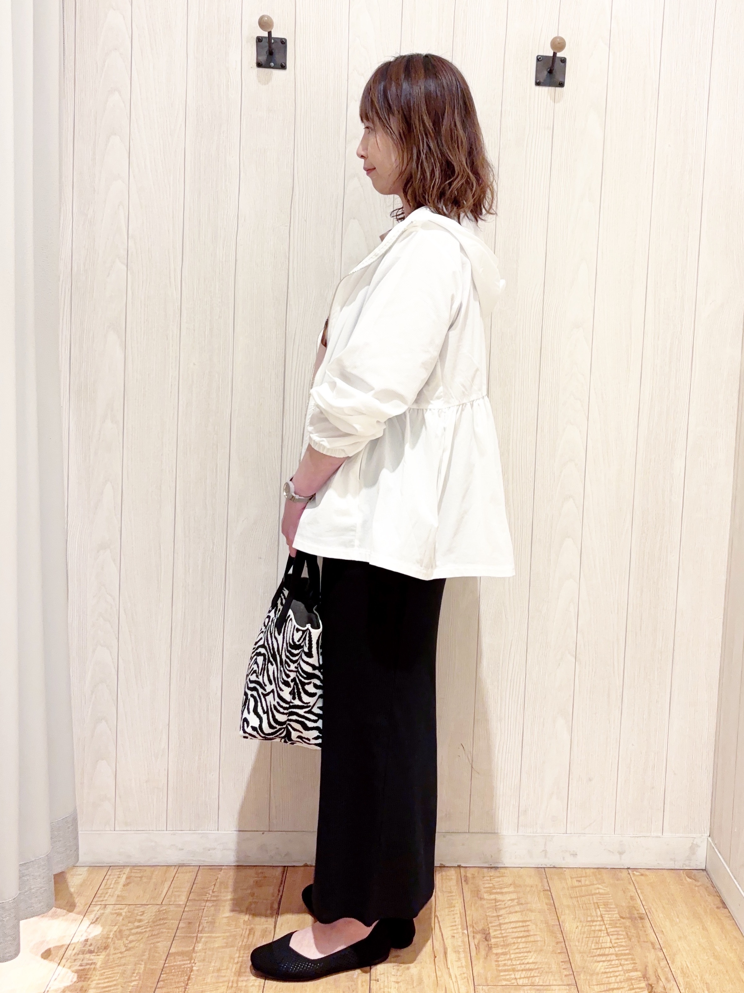 あいこさんの「SHOO･LA･RUE｜【S-LL/体型カバー】日焼け対策にも女性らしさを UVカットペプラムパーカ」を使ったコーディネート