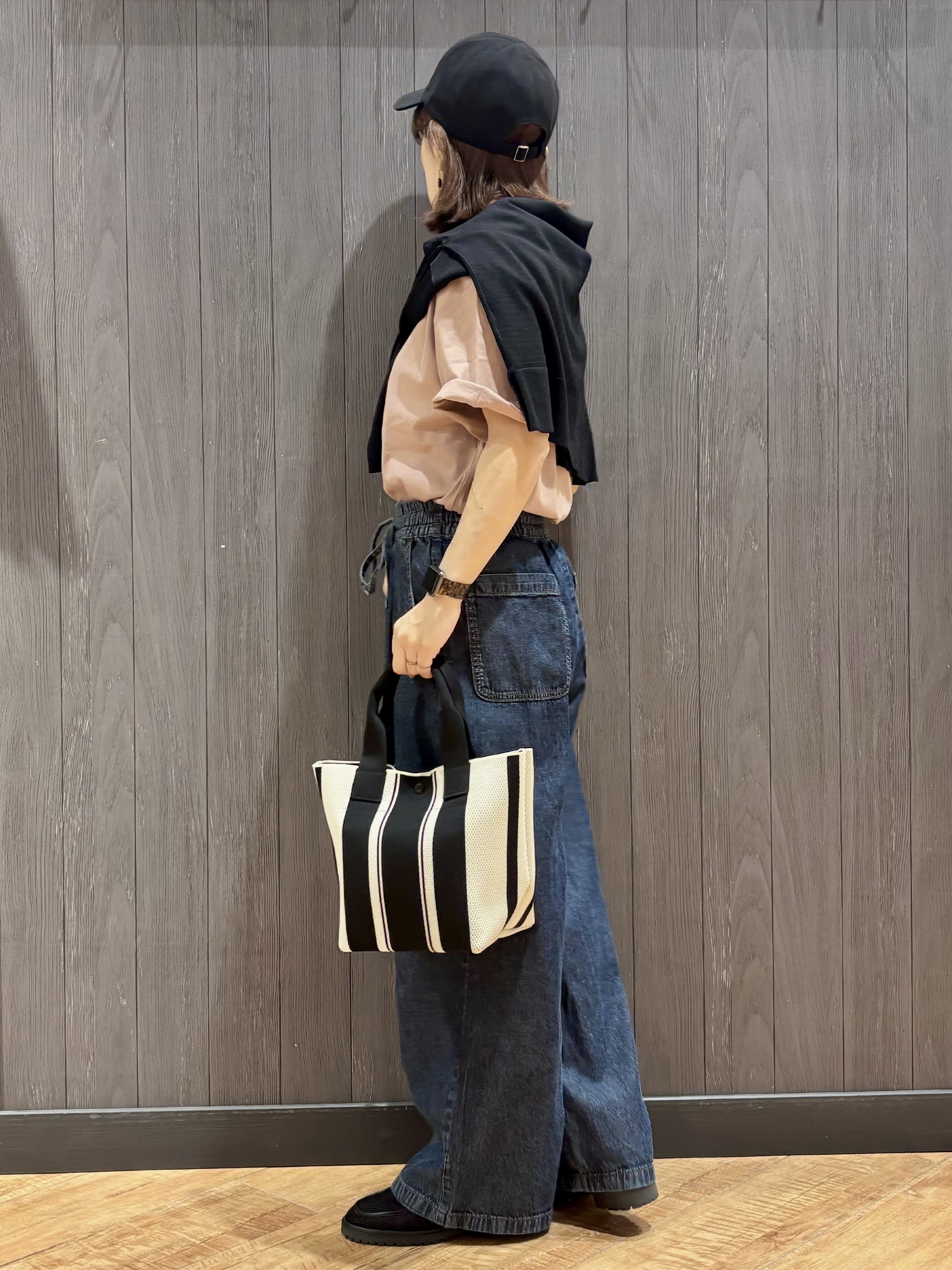 meiさんの「SHOO･LA･RUE｜【洗濯機可/UV】さらっとしたタッチが心地よい ショート丈 Vネックカーディガン」を使ったコーディネート