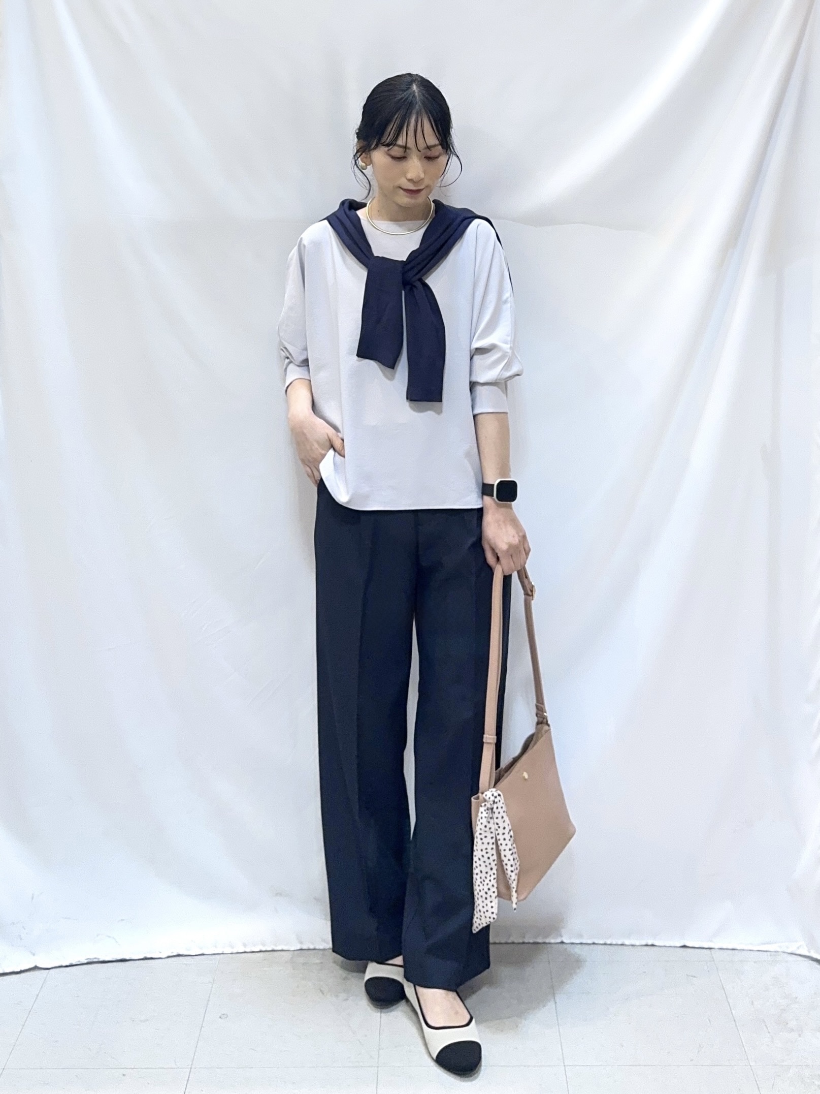 𝐇𝐢𝐫𝐨𝐦𝐢さんの「SHOO･LA･RUE｜【着丈選べる/体型カバー/洗濯機可】さらさらとろん ドルマンブラウス」を使ったコーディネート