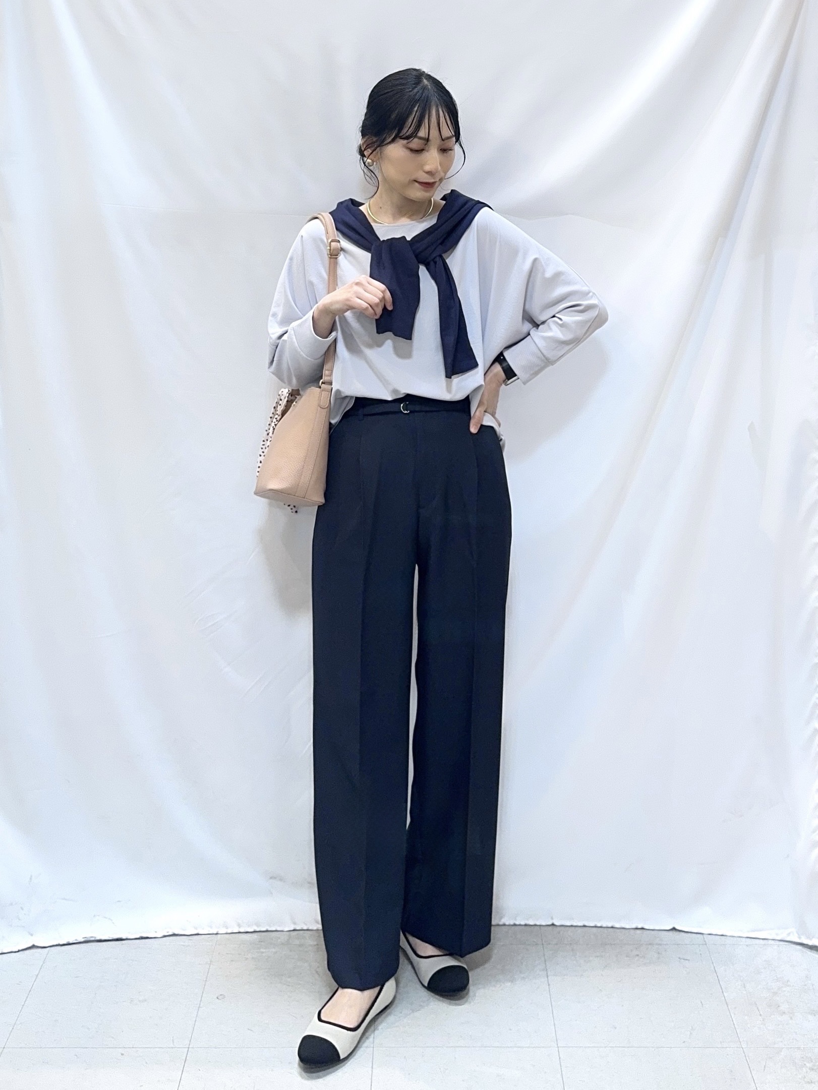 𝐇𝐢𝐫𝐨𝐦𝐢さんの「SHOO･LA･RUE｜【着丈選べる/体型カバー/洗濯機可】さらさらとろん ドルマンブラウス」を使ったコーディネート