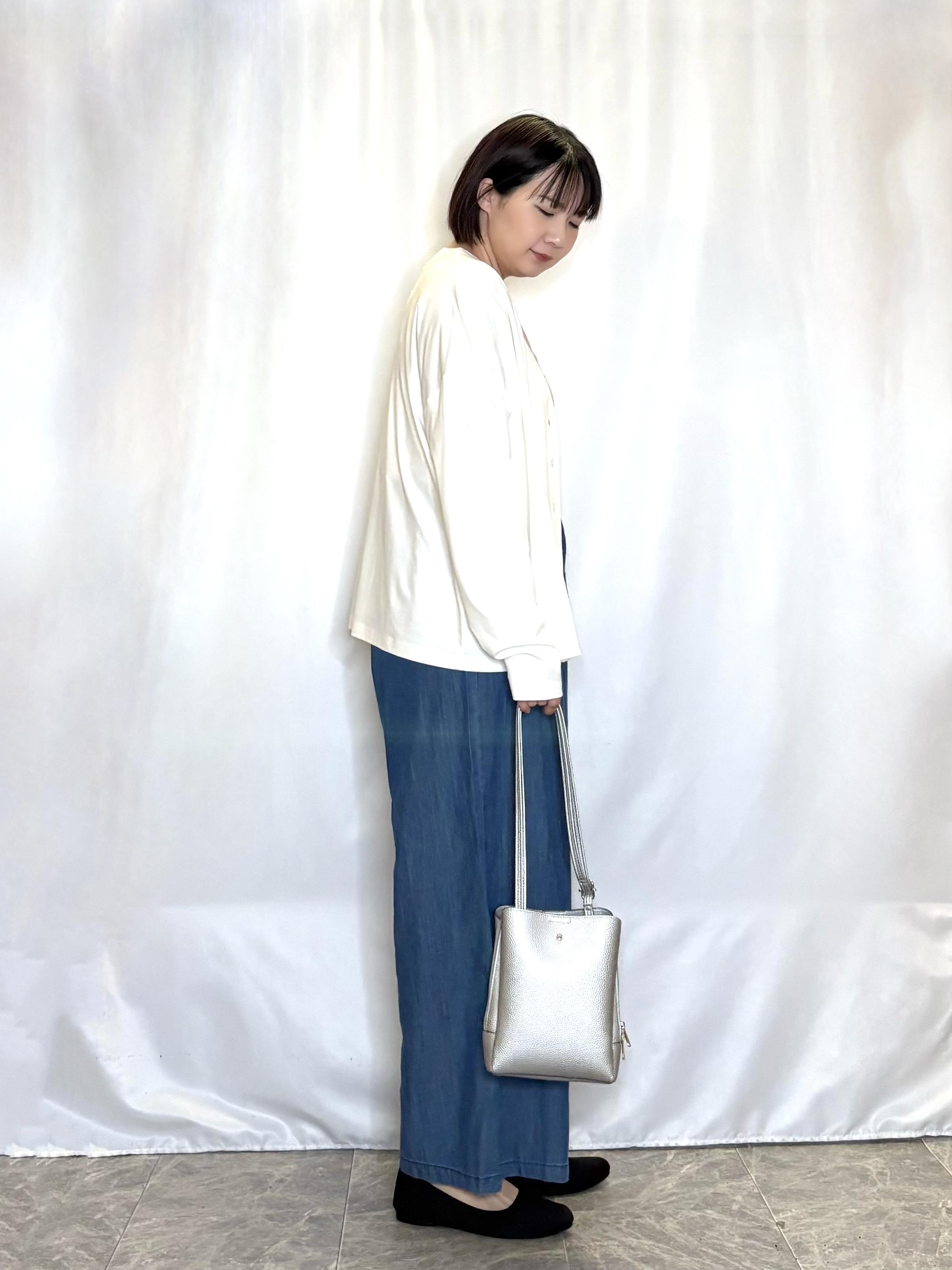 ネリさんの「SHOO･LA･RUE｜【S-LL/UV】手の甲まで隠れる 指穴付き とろみVネックカーディガン」を使ったコーディネート