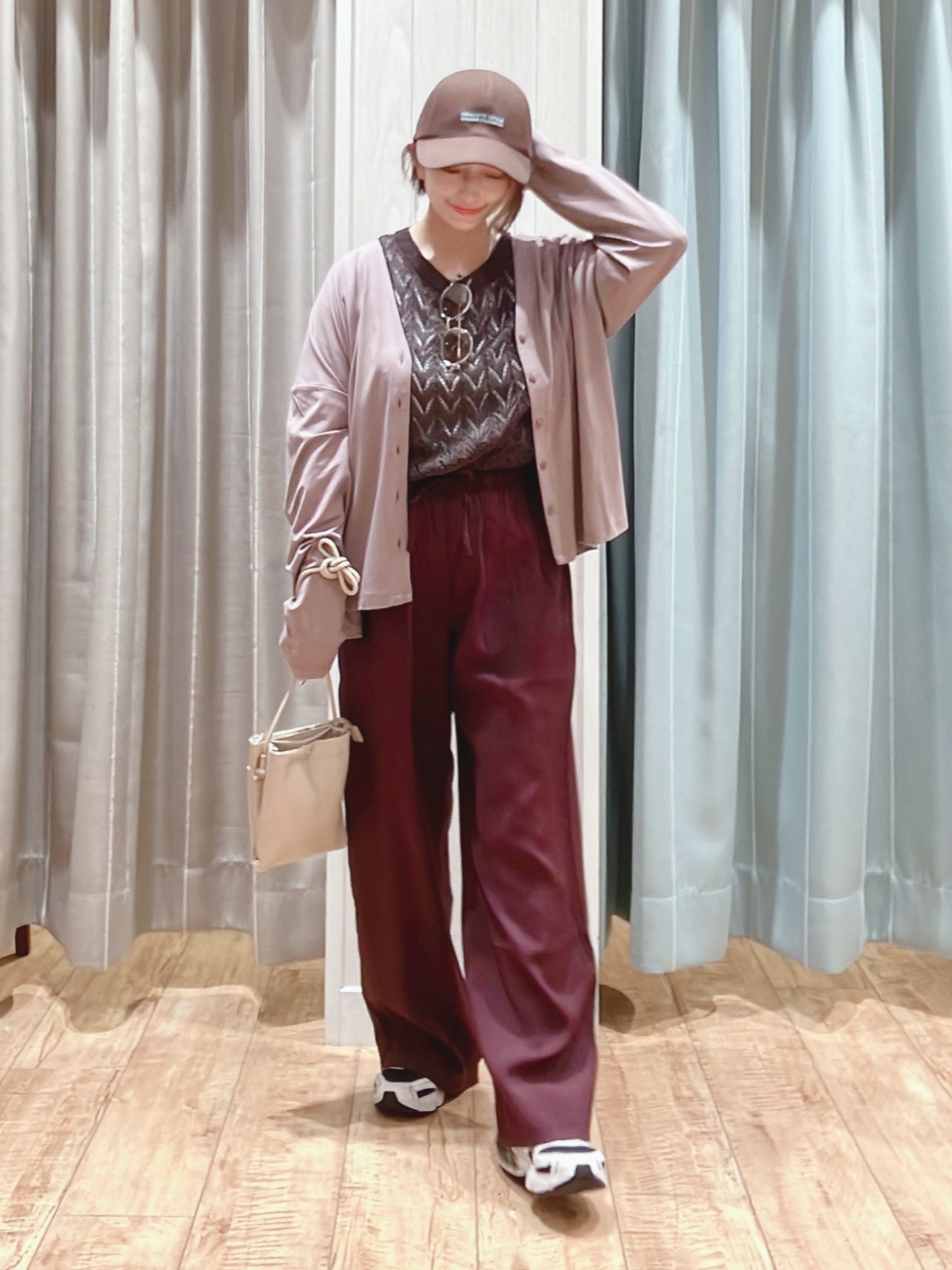 aaamiさんの「SHOO･LA･RUE｜【S-LL/UV】手の甲まで隠れる 指穴付き とろみVネックカーディガン」を使ったコーディネート